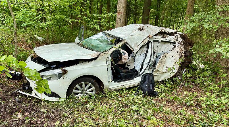 Junger Autofahrer kommt von Fahrbahn ab und schleudert in Waldst&uuml;ck: 24-J&auml;hriger stirbt an Unfallstelle