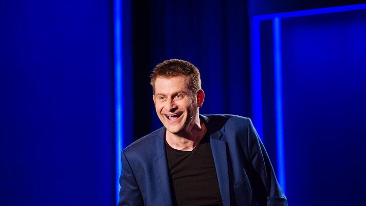 "Es wird eine Personality-Show, ein bisschen Late Night, ein bisschen Talk, ein bisschen Musik", erkl&auml;rt Michael Altinger seine neue Sendung im BR Fernsehen.