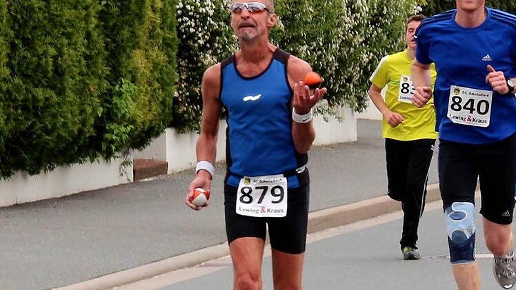 Nr. 849 jongliert Bälle im Laufen.