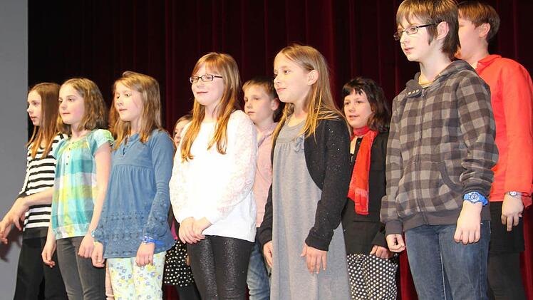 Der nächste Generation steht schon in den Startlöchern: Renate Palder hatte für den Unterstufenchor super-lustige Lieder von Cha-cha-cha tanzenden Chincillas und dem Schuhe putzenden El Chico ausgesucht