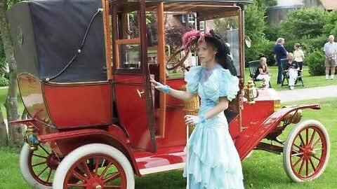 Dass die Karossen von den Kutschen inspiriert waren, zeigt die Form der frühen Automobile.