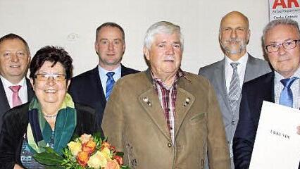 Landrat Thomas Bold (links) und OB Kay Blankenburg (2. von rechts) dankten den langjährigen Kommunalpolitikern (von links) Isolde Anstötz, Josef Plener, Bernd Czelustek und Thomas Leiner. Foto: Ralf Ruppert