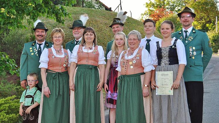 Die Stadtmeister der Burgkunstadter Schützengesellschaft (von links): 2. Vorsitzender Thomas Horn, Ingrid Fiedler, Stadtmeister Werner Kluge, Stadtmeister Damen Gunda Kreutzer, Schützenmeister Manfred Weigand, Melanie Schöps, Johanna Angermann, David Klein, Lea Hüttner und Vorsitzender Uwe Hetz. Foto: koh