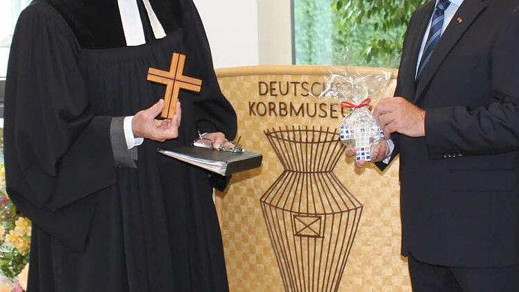 Ein Kreuz vom Partnerdekanat in Tansania schenkte Dekan Johannes Grünwald dem Bürgermeister zur Rathaus-Einweihung.
