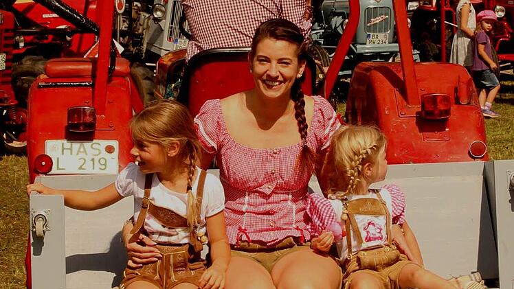 Fesch die Mama und ihre kleinen Damen in Lederhosen, mit denen der Papa vorfährt.