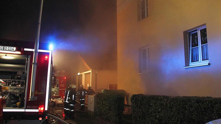 Immer wieder drang Rauch aus den Kellerräumen.  Foto: Friedwald Schedel