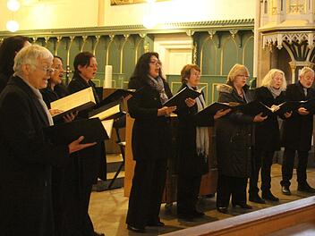 Kirchenmusiker Ingo Hahn und das TonArt-Vopkalensemble präsentierten in der Petrikirche außergewöhnliche Kompositionen zum Karfreitag. Foto: Sonny Adam