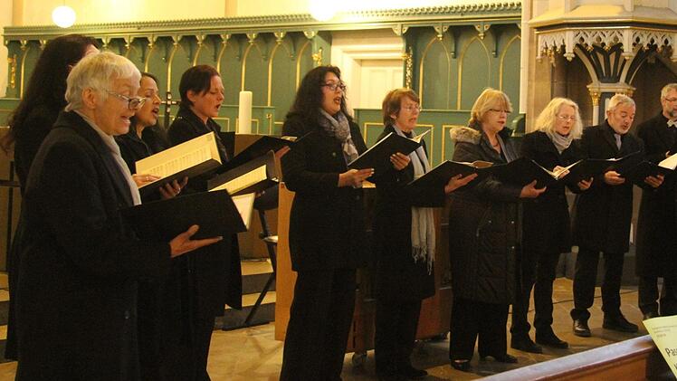 Kirchenmusiker Ingo Hahn und das TonArt-Vopkalensemble präsentierten in der Petrikirche außergewöhnliche Kompositionen zum Karfreitag. Foto: Sonny Adam