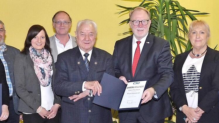 Ehrungen bei der CSU Pressig (v. l.): Petra Eidelloth, Berthold Nickol, Susanne Heinlein (neue 2. Vorsitzende), Dieter Kohlmann, Edwin Neubauer, MdB Hans Michelbach, Anita Swiduruk (CSU-OV-Vorsitzende) und Ernst Wagemann