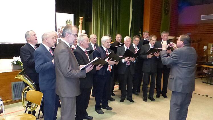 Der Männergesangverein Grafenhaig mit Dirigent Harald Dietzel