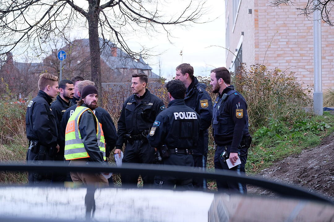 Lebensgefährlich verletzt : Unbekannter prügelt auf offener Straße auf Frau in Nürnberg ein