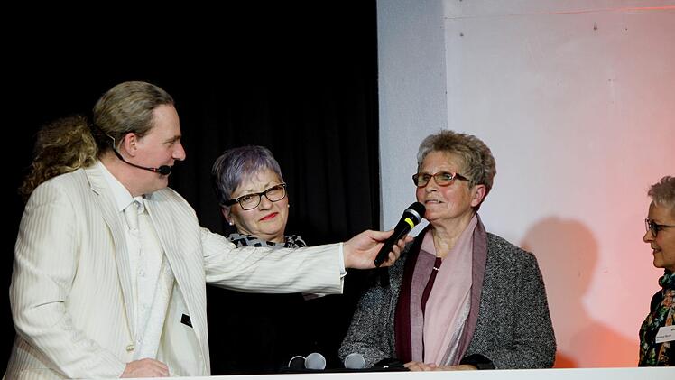 Dirk Denzer im Interview mit Inge Markert, Christa Wehner und Bettina Stroh (von links).