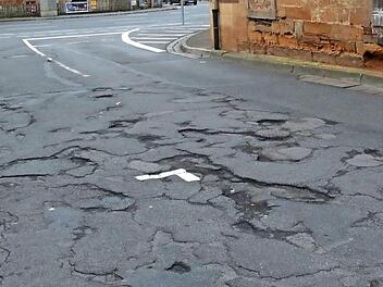 Ebermannstadter Straßen sind marode, wie hier die Schulstraße. "Ich weiß nicht, wie ich sie finanzieren soll", klagt Bürgermeisterin Meyer.  Foto: Hofbauer