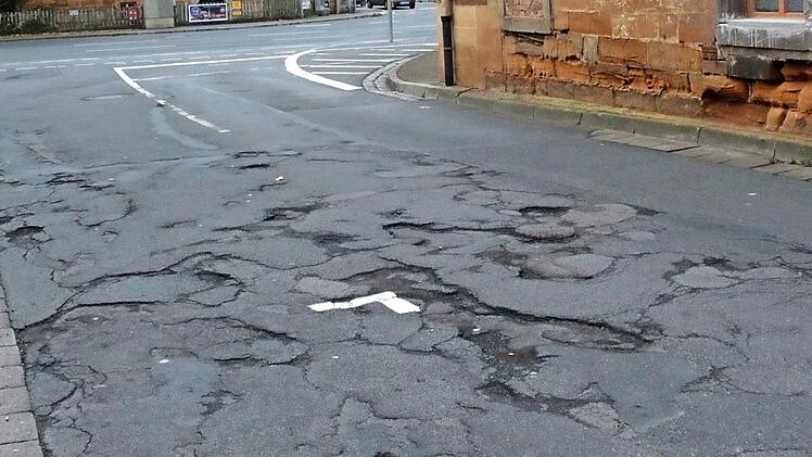Ebermannstadter Straßen sind marode, wie hier die Schulstraße. "Ich weiß nicht, wie ich sie finanzieren soll", klagt Bürgermeisterin Meyer.  Foto: Hofbauer