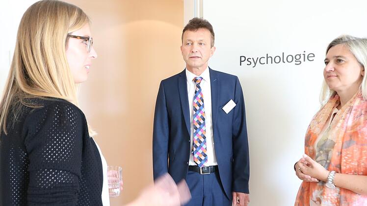 Die Psychologin Teresa Saffer (v.l.) im Gespräch mit dem Vorstandsvorsitzenden der Sozialstiftung Bamberg, Xaver Frauenknecht, und Gesundheitsministerin Melanie Huml  bei der Eröffnung der psychiatrischen Tagesklinik in Forchheim. Foto: Andreas Oswald