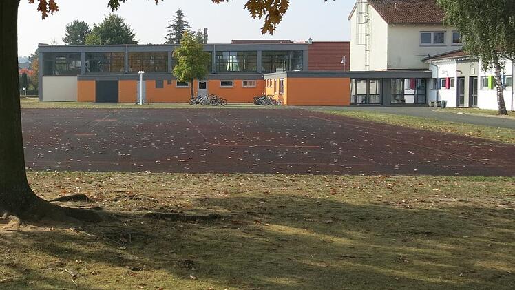 Ein Teil des Hartplatzes, wo die Kita in Poxdorf gebaut werden soll Foto: Dagmar Niemann