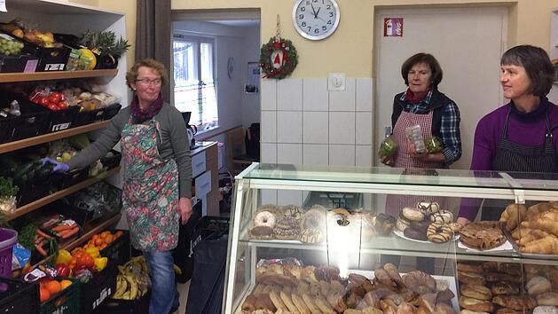 Brigitte Herold, Anne Wild und Marianne Bach arbeiten ehrenamtlich im Josefsl&auml;dchen der Caritas. Fotos: Stefan F&ouml;&szlig;el