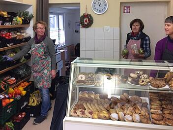 Brigitte Herold, Anne Wild und Marianne Bach arbeiten ehrenamtlich im Josefslädchen der Caritas. Fotos: Stefan Fößel