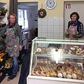 Brigitte Herold, Anne Wild und Marianne Bach arbeiten ehrenamtlich im Josefslädchen der Caritas. Fotos: Stefan Fößel