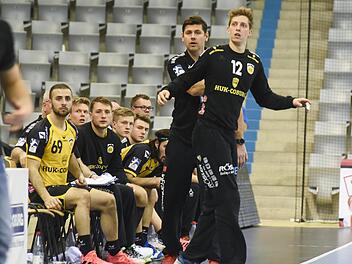 Wenn sich HSC-Trainer Alois Mraz (Mitte) in dieser Spielzeit auf einen Akteur verlassen kann, ist es Torhüter Konstantin Poltrum (rechts). Zumindest statistisch gesehen können die Göppinger Torsteher dem 26-Jährigen nicht das Wasser reichen.  Foto: Hagen Lehmann