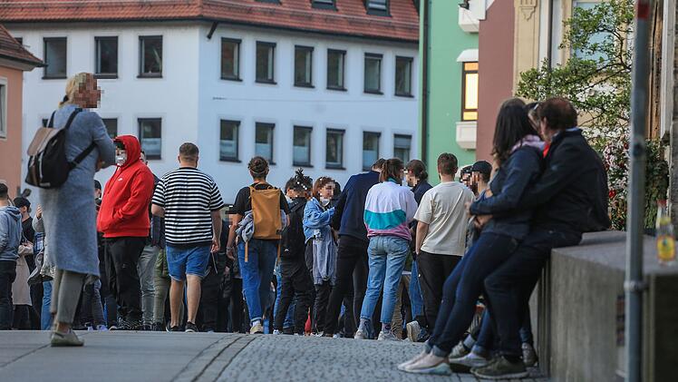 Partybrücke in Bamberg: Menschen feiern ohne Abstand und Masken