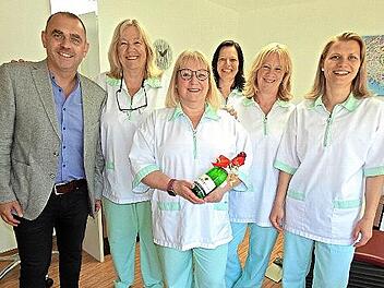 Auch Bürgermeister Alexander Wunderlich gratulierte zum Praxis-Jubiläum; im Bild (weiter nach rechts) Christine Hofmann-Niebler, Marianne Poperl, Alexandra Roßner, Martina Pietsch und Susanne Hofmann