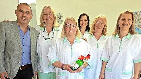 Auch Bürgermeister Alexander Wunderlich gratulierte zum Praxis-Jubiläum; im Bild (weiter nach rechts) Christine Hofmann-Niebler, Marianne Poperl, Alexandra Roßner, Martina Pietsch und Susanne Hofmann