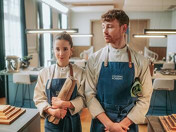 In der neuen Vorabendserie "Die Cooking Academy" verdreht Chris (Brian Rosenkranz) der jungen K&ouml;chin Irini (Lara Kimpel) den Kopf.