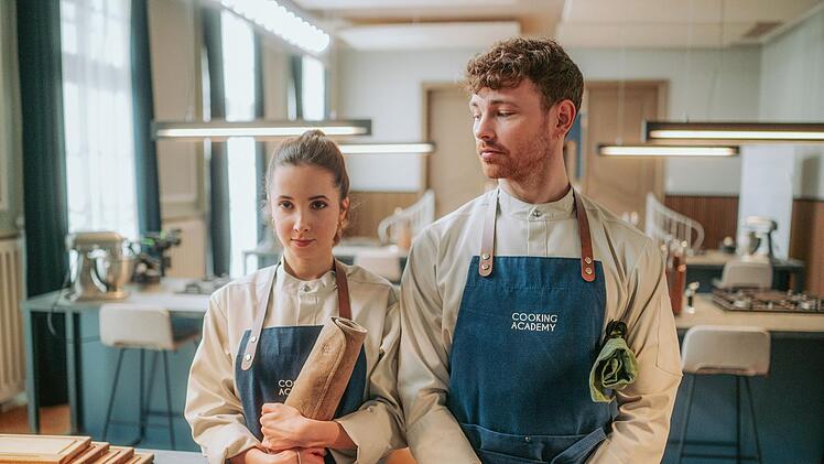 In der neuen Vorabendserie "Die Cooking Academy" verdreht Chris (Brian Rosenkranz) der jungen Köchin Irini (Lara Kimpel) den Kopf.