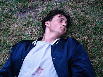 Der durchaus besondere ARD-Mittwochsfilm "Polizei" erzählt aus dem Leben des 20-jährigen Anton (Levy Rico Arcos): Als er eine Anklage wegen "schweren Landfriedensbruchs" und "Widerstand gegen Vollstreckungsbeamte" bekommt, die er sich bei einer Demo mit Filmriss vor zwei Jahren einhandelte, gerät sein Leben aus den Fugen.