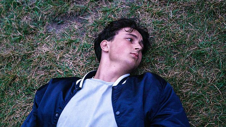 Der durchaus besondere ARD-Mittwochsfilm "Polizei" erzählt aus dem Leben des 20-jährigen Anton (Levy Rico Arcos): Als er eine Anklage wegen "schweren Landfriedensbruchs" und "Widerstand gegen Vollstreckungsbeamte" bekommt, die er sich bei einer Demo mit Filmriss vor zwei Jahren einhandelte, gerät sein Leben aus den Fugen.