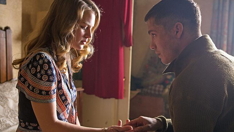 Der junge Private Ellison (Logan Lerman) liest dem deutschen M&auml;dchen Emma (Alicia von Rittberg) aus der Hand.