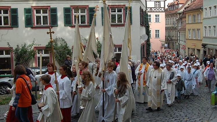 Der Zug der Ministranten in der Karolinenstraße. Foto: bbk
