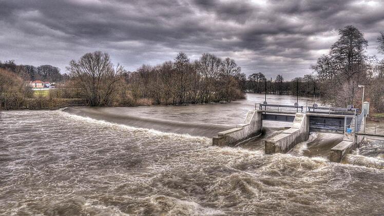 Am Lichtenfelser Wehr brodelte das Wasser. Die Pegel stiegen etwas weniger stark an als vorhergesagt. Fotos: Harald Koch