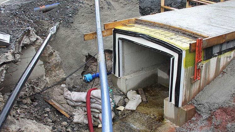 Der Tiefenbach wird kanalisiert. Das Wasser wird abgepumpt.   Foto: Friedwald Schedel