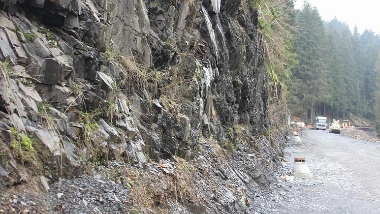 Senkrechte Felswand an der Straße  Foto: Friedwald Schedel