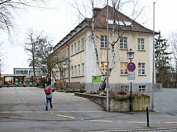 Die Sanierung der Grundschule Altenkunstadt ist zwar nötig, bislang tut sich aber nichts. Foto: Stefan Stöckel
