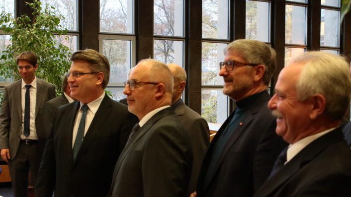 Beeindruckt von der neuen Technik: Der Bayerische Justizminister Winfried Bausback, der Präsident des Landgerichts Anton Lohneis, Landtagsabgeordneter Jürgen Heike und Landrat Michael Busch lauschten den Ausführungen von Thomas Lindinger vom IT-Servicezentrum der Bayerischen Justiz. Foto: Katja Nauer