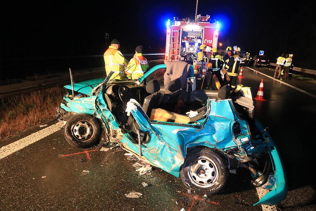 Drei Fahrzeuge krachen in Unfallstelle