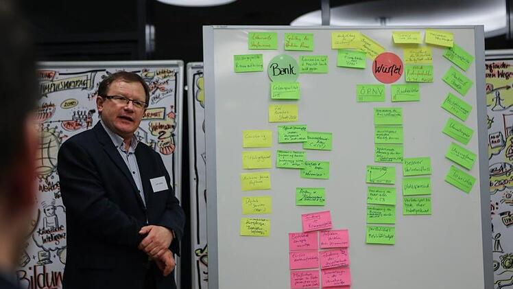 Am Ende der Denkwerkstatt präsentierten Vertreter der einzelnen Arbeitsgruppen ihre Ergebnisse. Foto: Barbara Herbst