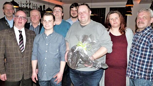 Die Renovierungs- und Umbauarbeiten im Sportheim des TSV K&ouml;dnitz sind geschafft. Von links: Wolfgang Teufel, B&uuml;rgermeister Stephan Heckel-Michel, Manfred Rosa, Christian Schuberth, Stefan B&ouml;hm, Tobias Wei&szlig;, Holger G&ouml;hl, Martina Luttner und Erich Pausch. Foto: Werner Rei&szlig;aus