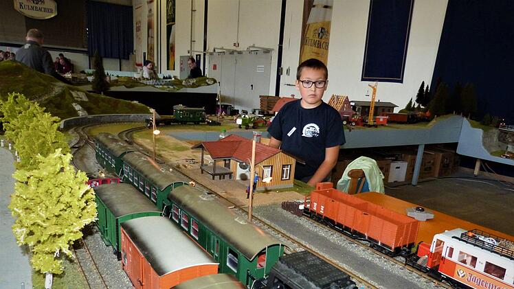 Alexander Pittroff kommt aus Danndorf und ist mit 10 Jahren einer der jüngsten Modellbahnfreaks: "Mein Vater und mein Opa waren schon Eisenbahnfreunde, und ich wusste sehr bald, dass das auch mein Hobby wird. Mir macht das Steuern der einzelnen Züge Spaß, die Weichen zu stellen, eigentlich alles."Werner Reißaus