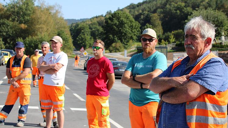 Sie haben die Straße gebaut: Günter Rehm (rechts) vom Staatlichen Bauamt hatte die Bauaufsicht. Im Hintergrund stehen Arbeiter der Firma Stolz. Foto: Ulrike Müller