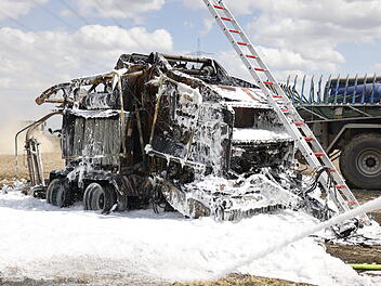 Mähdrescher gerät in Brand: Feuer greift auf Feld über Mähdrescher gerät in Brand: Feuer greift auf Feld über