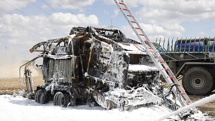 M&auml;hdrescher ger&auml;t in Brand: Feuer greift auf Feld &uuml;ber