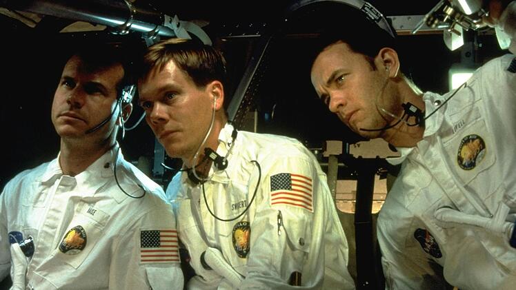 Fred Haise (Bill Paxton, links), Jack Swigert (Kevin Bacon, Mitte) und Jim Lovell (Tom Hanks) arbeiten zusammen, um eine Chance auf eine sichere Landung zu haben.