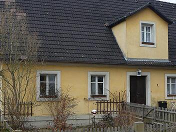 Das leerstehende Kantoratsgebäude neben der St.-Oswald-Kirche in Untersteinach wird mit einem Kostenaufwand von rund 1,2 Millionen Euro saniert. Foto: Klaus-Peter Wulf