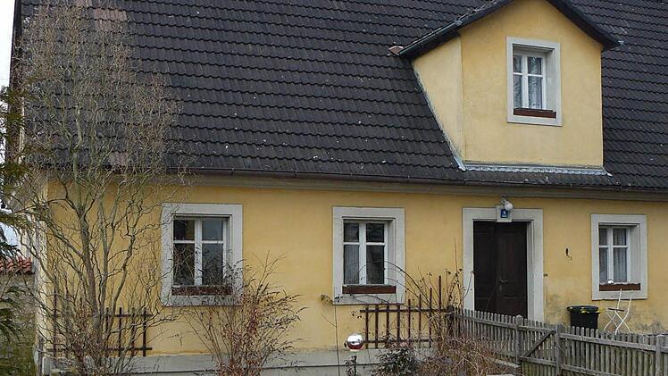 Das leerstehende Kantoratsgebäude neben der St.-Oswald-Kirche in Untersteinach wird mit einem Kostenaufwand von rund 1,2 Millionen Euro saniert. Foto: Klaus-Peter Wulf