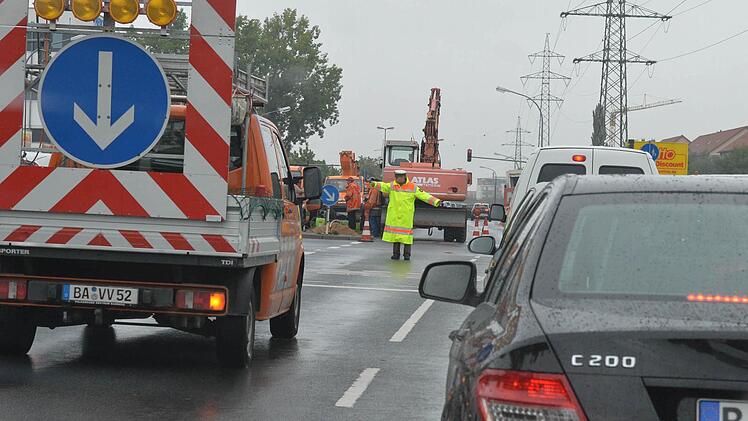 Da muss ein neuer her: Der alte kombinierte Ampel- und Laternenmast am Berliner Ring in Bamberg wurde umgefahren. Foto: Ronald Rinklef