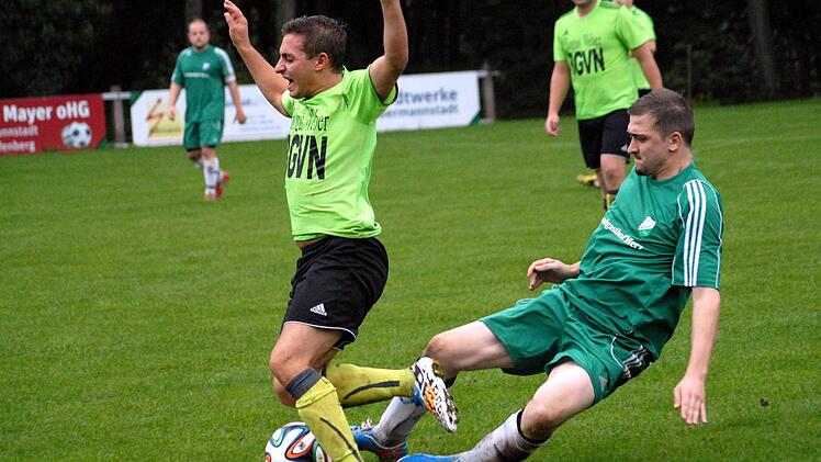 Der SV Moggast II (dunkelgrüne Trikots) machte den Willersdorfern das Leben in der A-Klasse 3 schwer, verlor aber mit 1:3.  Foto: herzopress